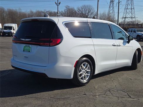 Certified 2025 Chrysler Pacifica Select image 12