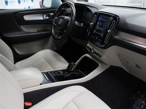 Used 2019 Volvo XC40 T5 Momentum image 8