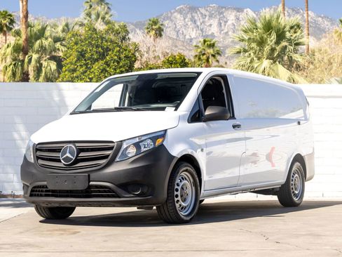 Used 2022 Mercedes-Benz Metris image 1
