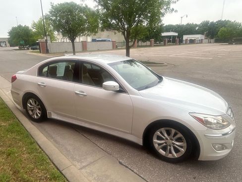 Used 2013 Hyundai Genesis 3.8 image 4