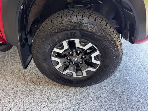 Used 2020 Toyota Tacoma TRD Off-Road w/ Technology Package AWD/4WD image 13