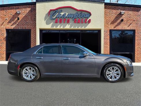 Used 2017 Chrysler 300 C image 2