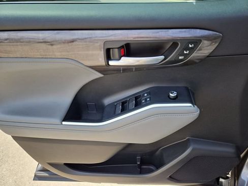 Used 2022 Toyota Highlander Limited FWD image 13