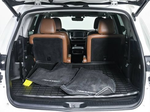 Used 2018 Toyota Highlander Limited Platinum FWD image 32