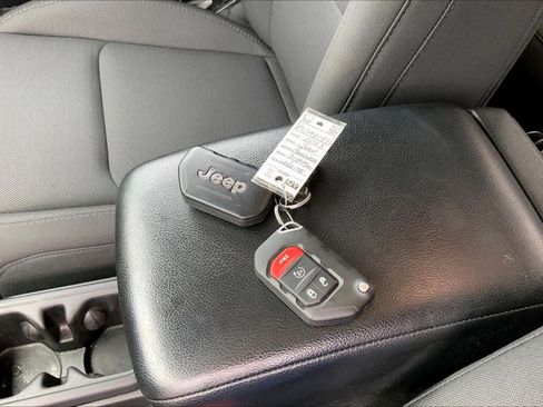 Used 2023 Jeep Gladiator Sport AWD/4WD image 14