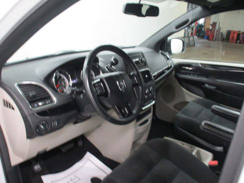 Used 2016 Dodge Grand Caravan SE image 20
