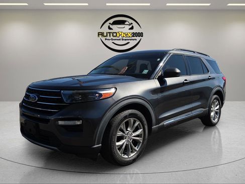 Used 2020 Ford Explorer XLT w/ Equipment Group 202A image 3