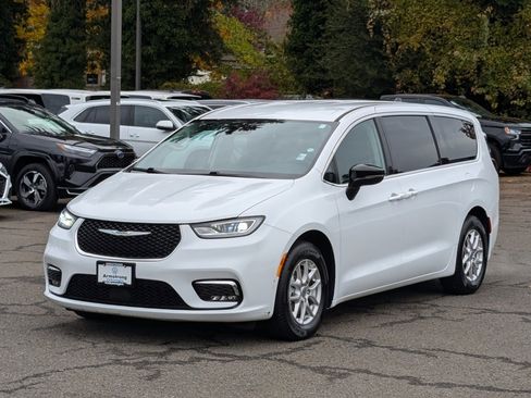 Used 2024 Chrysler Pacifica Touring-L image 9