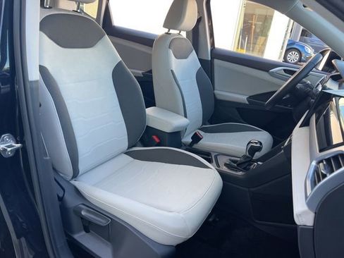 Certified 2025 Volkswagen Taos SE image 38