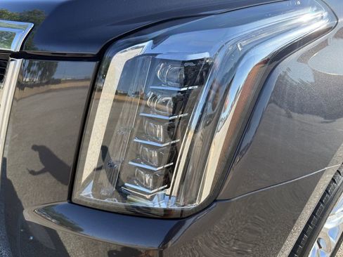 Used 2017 Cadillac Escalade Luxury AWD/4WD image 16