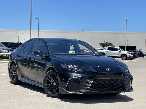 Used 2025 Toyota Camry SE FWD image 2