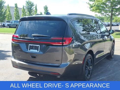 Certified 2023 Chrysler Pacifica Touring-L w/ S Appearance Package AWD/4WD image 4