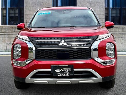 Used 2023 Mitsubishi Outlander SE image 3