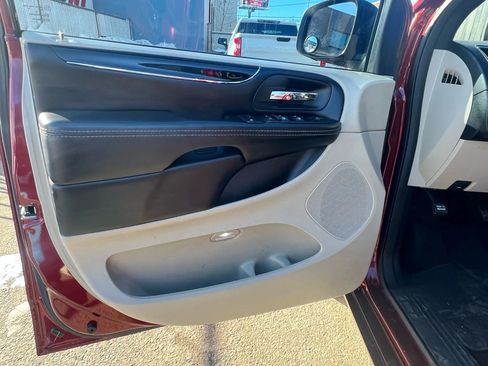 Used 2019 Dodge Grand Caravan SXT image 21