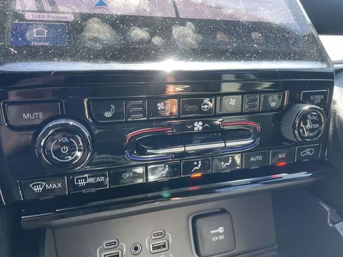 Used 2025 Jeep Grand Cherokee Limited w/ Luxury Tech Group II image 40