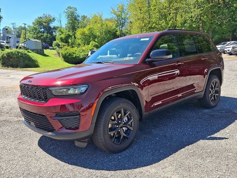 New 2025 Jeep Grand Cherokee Altitude image 2