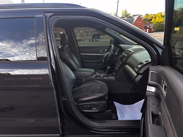 Used 2018 Ford Explorer XLT w/ XLT Appearance Package AWD/4WD image 12