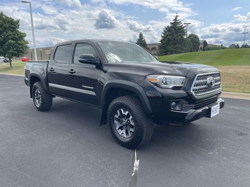 Used 2016 Toyota Tacoma TRD Off-Road AWD/4WD image 7
