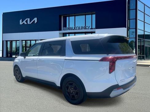 Used 2025 Kia Carnival FWD image 7