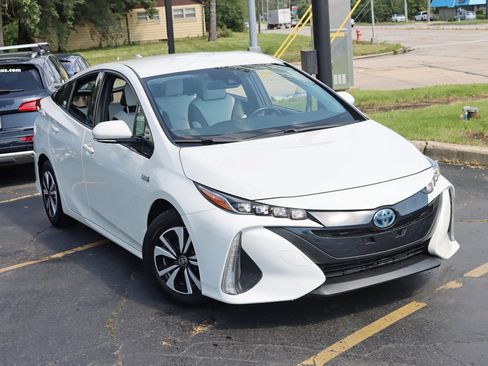Used 2017 Toyota Prius Prime Premium FWD image 7