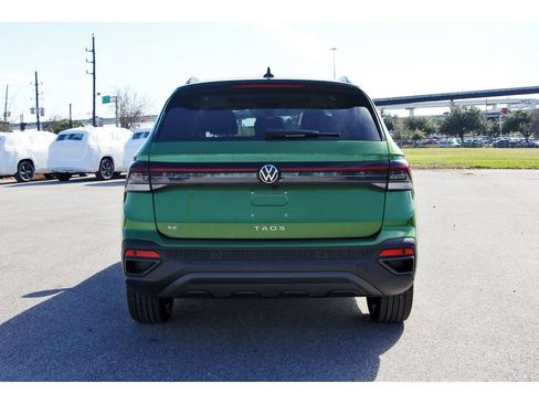 Certified 2025 Volkswagen Taos SE FWD image 6
