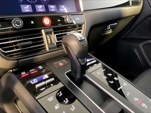 Certified 2026 Porsche Macan AWD/4WD image 17