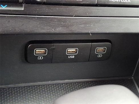 Used 2023 Kia Carnival LX image 24