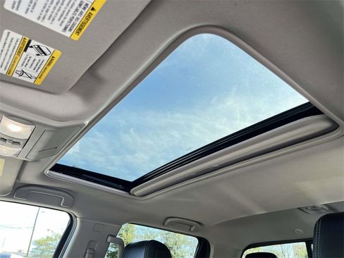 Used 2024 Nissan Frontier SL image 24