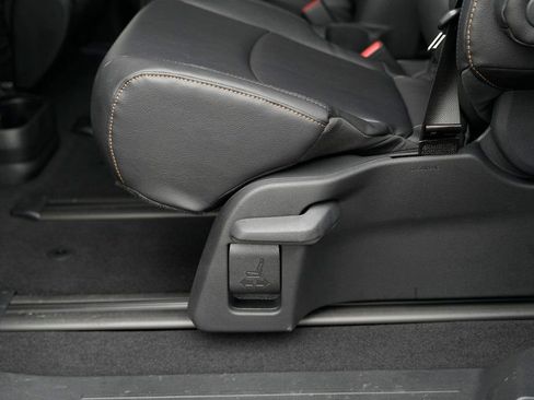 Used 2025 Toyota Sienna XLE Woodland Edition image 28