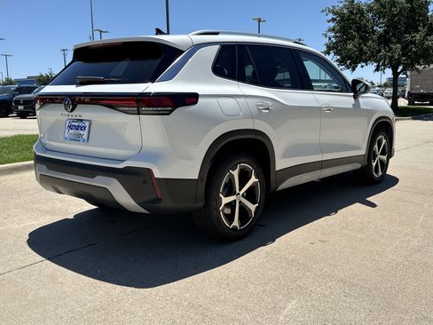 Used 2025 Volkswagen Tiguan SE image 5