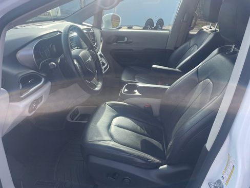 Used 2020 Chrysler Pacifica Touring-L image 11