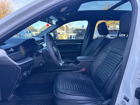 Used 2024 Jeep Grand Cherokee Limited w/ Luxury Tech Group II image 7