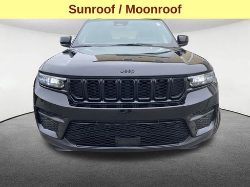 Used 2025 Jeep Grand Cherokee Altitude AWD/4WD image 4