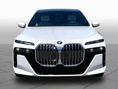 Used 2025 BMW 750e xDrive w/ Executive Package AWD/4WD image 3