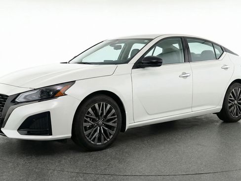 Used 2025 Nissan Altima 2.5 SV image 3