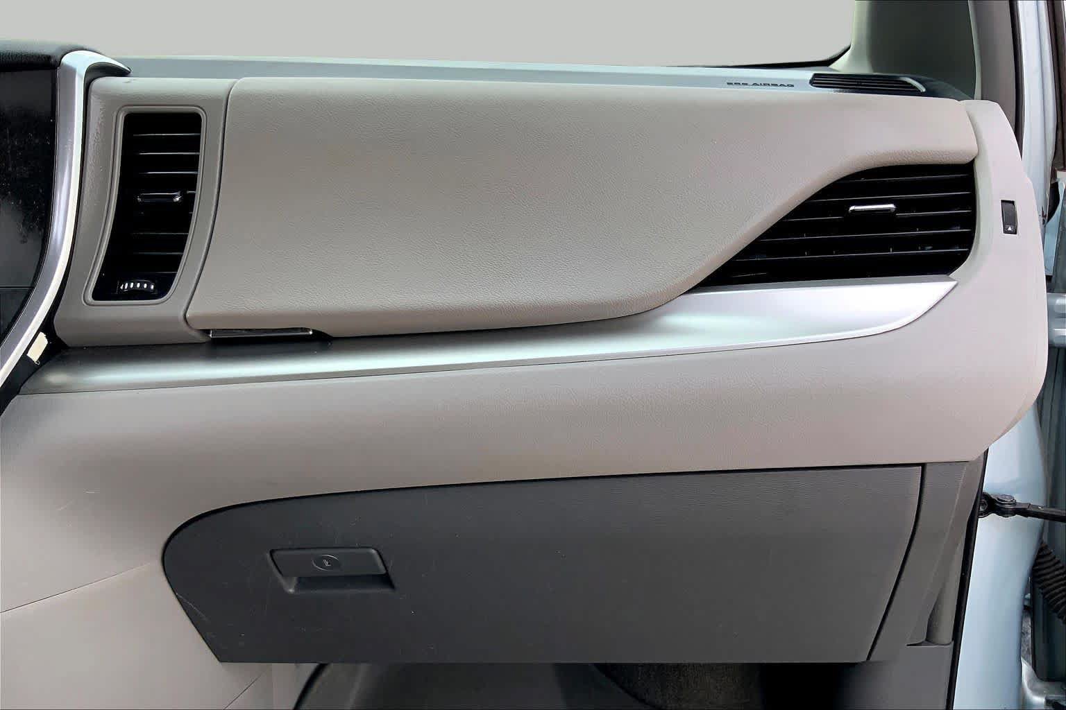 Used 2015 Toyota Sienna LE FWD image 17