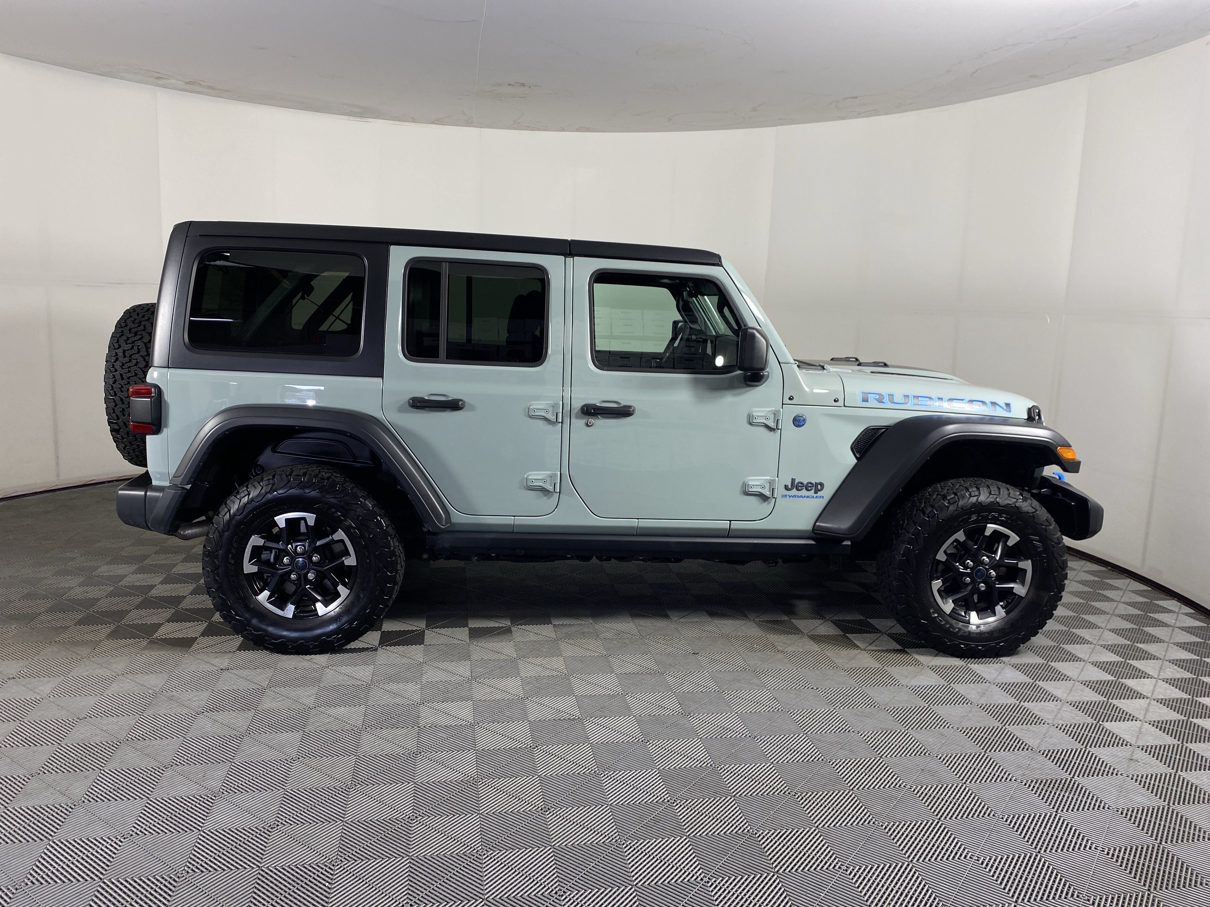 Used 2024 Jeep Wrangler Unlimited Rubicon 4xe w/ Technology Group AWD/4WD image 7
