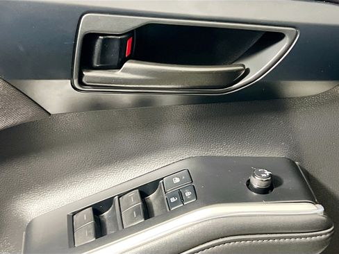 Used 2021 Toyota Highlander LE image 16