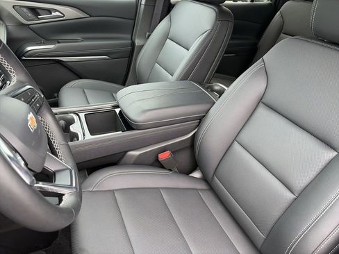 Used 2025 Chevrolet Traverse LT w/ Driver Confidence Package FWD image 12