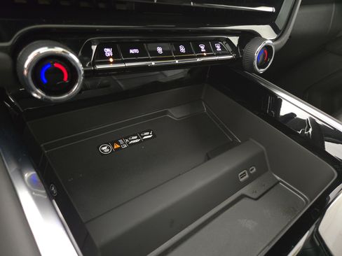 Certified 2025 Chevrolet Suburban Z71 w/ Comfort Package AWD/4WD image 30