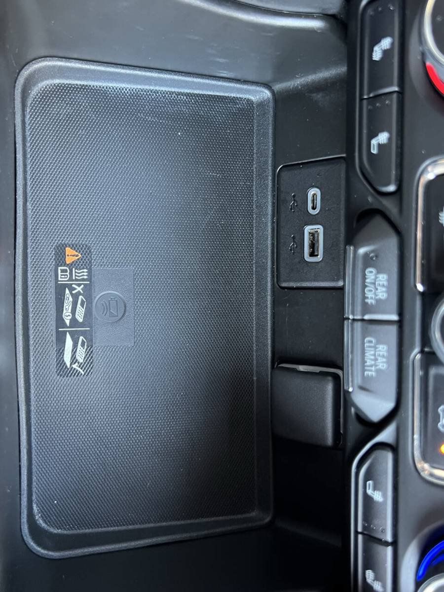 Used 2022 Chevrolet Suburban Z71 AWD/4WD image 32