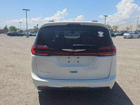 Used 2022 Chrysler Pacifica Touring-L FWD image 5