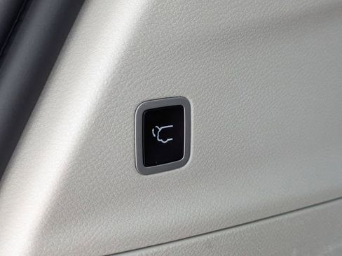 Used 2023 Chrysler Pacifica Touring-L FWD image 14