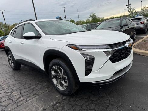 New 2026 Chevrolet Trax LT FWD image 2