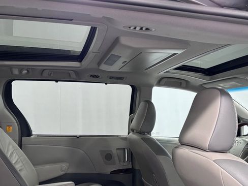 Used 2011 Toyota Sienna Limited w/ Premium Pkg image 26