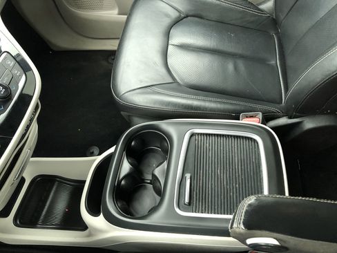 Used 2022 Chrysler Pacifica Touring-L image 19