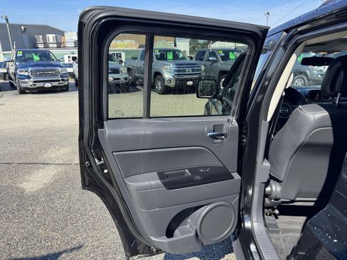 Used 2015 Jeep Patriot High Altitude FWD image 28