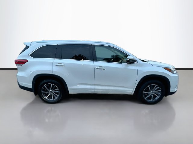 Used 2017 Toyota Highlander XLE AWD/4WD image 4