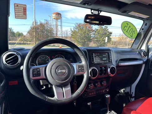Used 2015 Jeep Wrangler Unlimited Rubicon image 15