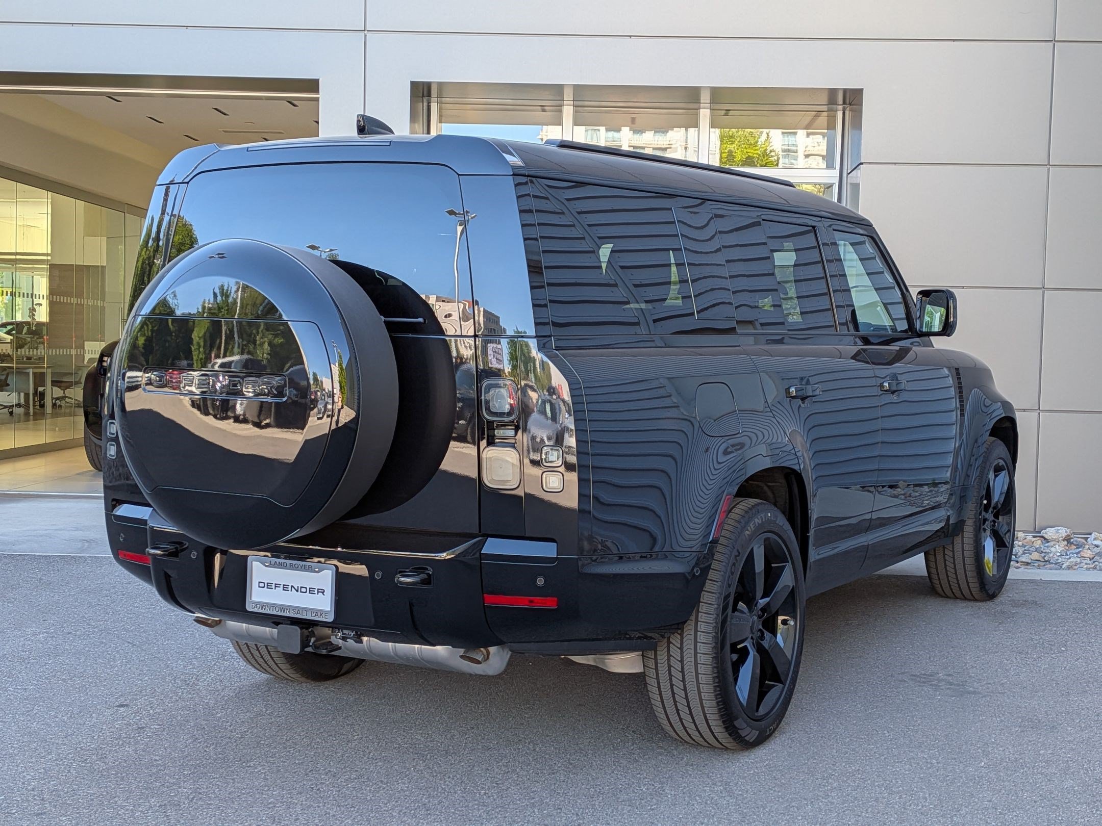 New 2026 Land Rover Defender 130 X-Dynamic SE AWD/4WD image 5